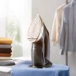 ⁦مكواة بخار محمولة باللون الأسود والذهبي⁩ - الصورة ⁦3⁩